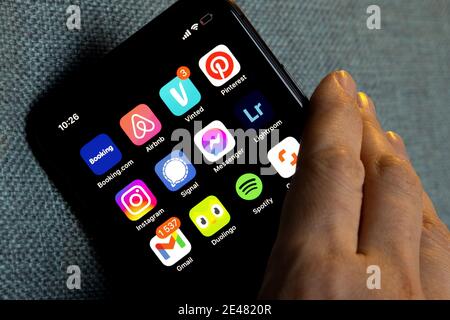 IPhone con diverse icone di app per i social media e la produttività come Vinted, Booking.com, Signal, Duolingo, Pinterest, Instagram e altre. Foto Stock