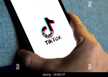 Icona dell'applicazione TikTok sul primo piano dello schermo di Apple iPhone 11. Smartphone con l'icona Tik Tok. Tiktok Social media Network dalla Cina. Foto Stock