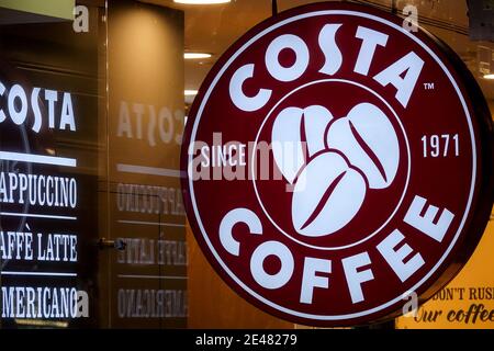 Costa Coffee shop logo Praga Stazione ferroviaria Internazionale Repubblica Ceca Foto Stock