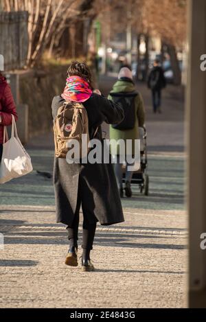 Praga, Repubblica Ceca. 01-21-2021. Donna nel centro di Praga durante una soleggiata mattina invernale, vicino a un mercato di frutta e verdura. Foto Stock