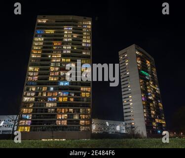 Groningen, Olanda - 2021-01-21: Vista frontale di due edifici di appartamenti. Con molti colori in ogni finestra. Foto Stock