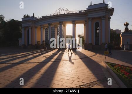 Almaty, Kazakhstan - Settembre 20 2017: Sole serale attraverso il cancello d'ingresso al Parco Gorkogo (Central Park) o al Parco Gorky ad Almaty, Kazakhstan. Foto Stock