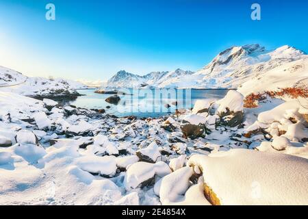 Incredibile vista invernale sullo stretto di Sundstraumen che separa le isole Moskenesoya e Flakstadoya. Costa rocciosa con ghiaccio incrinato. Location: Italy Foto Stock