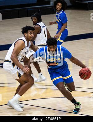 Hass Pavilion Berkeley Calif, USA. 21 Gennaio 2021. CA U.S.A. UCLA Bruins Forward Cody Riley (2) guida al carrello durante il gioco di pallacanestro maschile NCAA tra UCLA Bruins e la California Golden Bears 61-57 vincere al Hass Pavilion Berkeley Calif. Thurman James/CSM/Alamy Live News Foto Stock