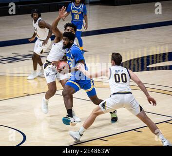 Hass Pavilion Berkeley Calif, USA. 21 Gennaio 2021. CA U.S.A. UCLA Bruins Forward Cody Riley (2) guida al carrello durante il gioco di pallacanestro maschile NCAA tra UCLA Bruins e la California Golden Bears 61-57 vincere al Hass Pavilion Berkeley Calif. Thurman James/CSM/Alamy Live News Foto Stock