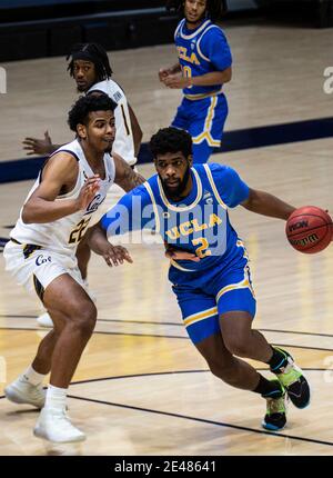 Hass Pavilion Berkeley Calif, USA. 21 Gennaio 2021. CA U.S.A. UCLA Bruins Forward Cody Riley (2) guida al carrello durante il gioco di pallacanestro maschile NCAA tra UCLA Bruins e la California Golden Bears 61-57 vincere al Hass Pavilion Berkeley Calif. Thurman James/CSM/Alamy Live News Foto Stock