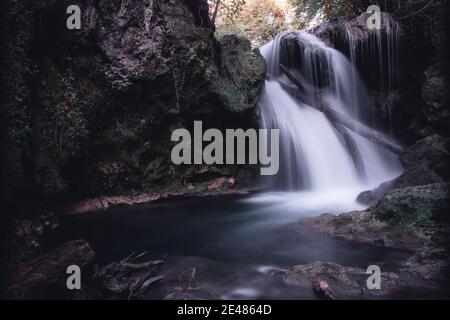 Cascata nel mezzo della foresta. La Vaioaga, Banat, Romania Foto Stock