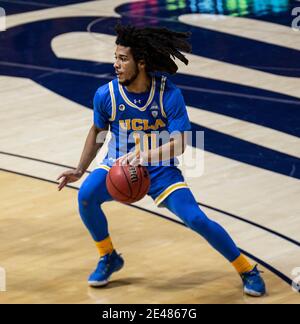 Hass Pavilion Berkeley Calif, USA. 21 Gennaio 2021. CA U.S.A. UCLA Bruins Guard Tyger Campbell (10) guida al cerchio durante il gioco di basket maschile NCAA tra UCLA Bruins e la California Golden Bears 61-57 vincere al Hass Pavilion Berkeley Calif. Thurman James/CSM/Alamy Live News Foto Stock