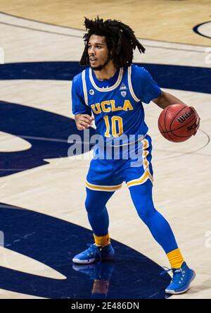 Gennaio 21 2021 Berkeley, CA U.S.A. UCLA Bruins Guard Tyger Campbell (10) guarda a passare la palla durante il gioco di pallacanestro maschile NCAA tra UCLA Bruins e la California Golden Bears 61-57 vincere al Hass Pavilion Berkeley Califo. Thurman James / CSM Foto Stock