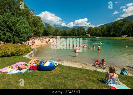 Morillon (Alpi francesi): Spiaggia sorvegliata del Blue Lake Recreation Park. I vacanzieri si prendono il sole sulle rive e nuotano nel lago Foto Stock