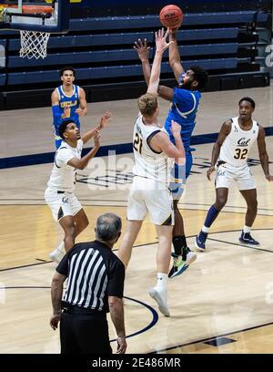 Hass Pavilion Berkeley Calif, USA. 21 Gennaio 2021. CA U.S.A. UCLA Bruins Forward Cody Riley (2) guida al carrello durante il gioco di pallacanestro maschile NCAA tra UCLA Bruins e la California Golden Bears 61-57 vincere al Hass Pavilion Berkeley Calif. Thurman James/CSM/Alamy Live News Foto Stock