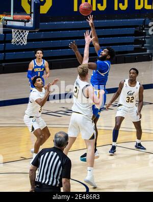 Hass Pavilion Berkeley Calif, USA. 21 Gennaio 2021. CA U.S.A. UCLA Bruins Forward Cody Riley (2) guida al carrello durante il gioco di pallacanestro maschile NCAA tra UCLA Bruins e la California Golden Bears 61-57 vincere al Hass Pavilion Berkeley Calif. Thurman James/CSM/Alamy Live News Foto Stock