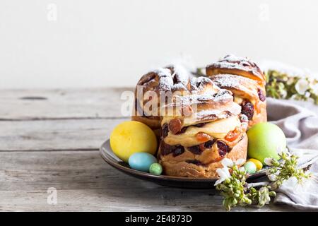 Panetone kulich craffin su sfondo di legno. Pane pasquale kozunak. Concetto di spazio di copia. Foto Stock