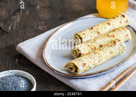 crepes di seme di papavero (blinis). frittelle con semi di papavero e miele/ Foto Stock