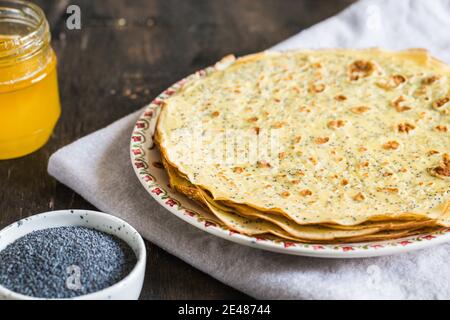 crepes di seme di papavero (blinis). frittelle con semi di papavero e miele/ Foto Stock