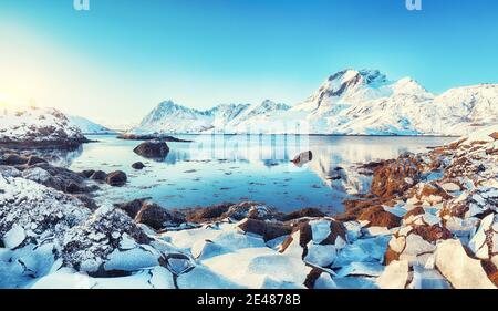 Incredibile vista invernale sullo stretto di Sundstraumen che separa le isole Moskenesoya e Flakstadoya. Costa rocciosa con ghiaccio incrinato. Location: Italy Foto Stock