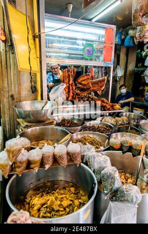 Chinatown, Bangkok, Thailandia - 14 novembre 2020: Un fornitore di cibo vende vari tipi di cibo da asporto. Foto Stock