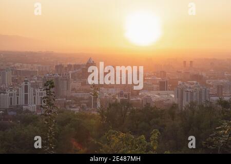 Vista della città al tramonto dal Parco Kok Tobe ad Almaty, Kazakistan. Foto Stock