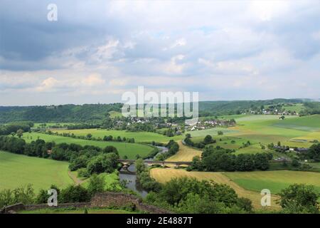 Vista dal castello di Blankenberg. Paesaggio con campi e prati in primavera. Foto Stock