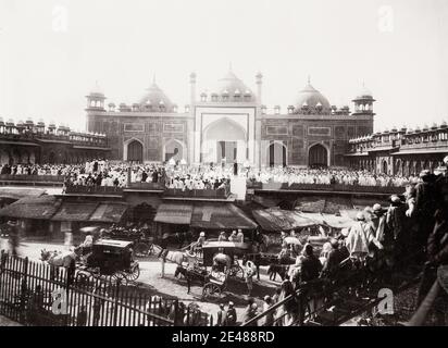 La Masjid-i Jehan Numa, comunemente conosciuta come la Jama Masjid di Delhi, è una delle più grandi moschee in India. Grande folla di preghiera, religione, musulmani, Islam. Foto Stock