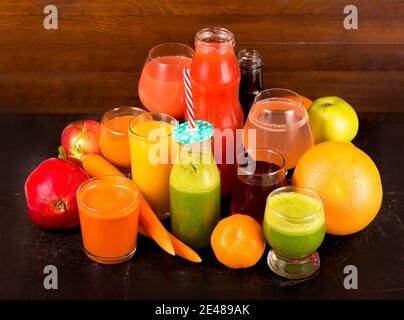 Vari succhi di frutta e verdura appena spremuti Foto Stock