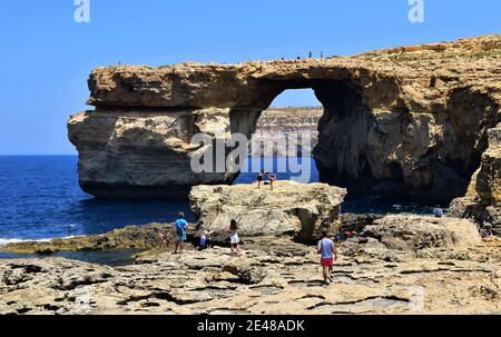 DWEJRA, GOZO, MALTA - 26 giu 2016: La finestra dell'Azure, un arco marino naturale formato in una scogliera a causa dell'erosione delle onde, prima del collasso. Situato in Dw Foto Stock