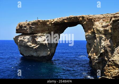 DWEJRA, GOZO, MALTA - 26 giu 2016: La finestra dell'Azure, un arco marino naturale formato in una scogliera a causa dell'erosione delle onde, prima del collasso. Situato in Dw Foto Stock