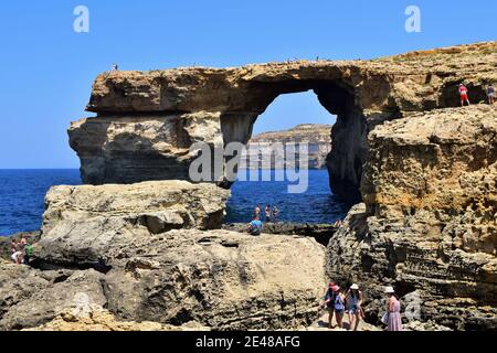 DWEJRA, GOZO, MALTA - 26 giu 2016: La finestra dell'Azure, un arco marino naturale formato in una scogliera a causa dell'erosione delle onde, prima del collasso. Situato in Dw Foto Stock