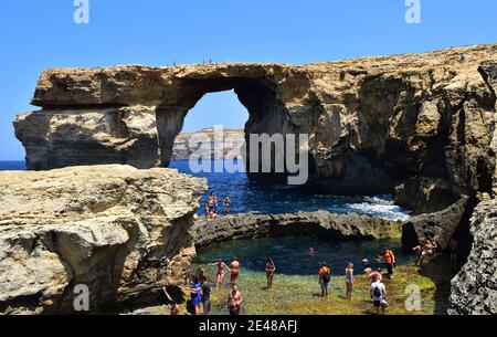 DWEJRA, GOZO, MALTA - 26 giu 2016: La finestra dell'Azure, un arco marino naturale formato in una scogliera a causa dell'erosione delle onde, prima del collasso. Situato in Dw Foto Stock