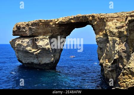 DWEJRA, GOZO, MALTA - 26 giu 2016: La finestra dell'Azure, un arco marino naturale formato in una scogliera a causa dell'erosione delle onde, prima del collasso. Situato in Dw Foto Stock