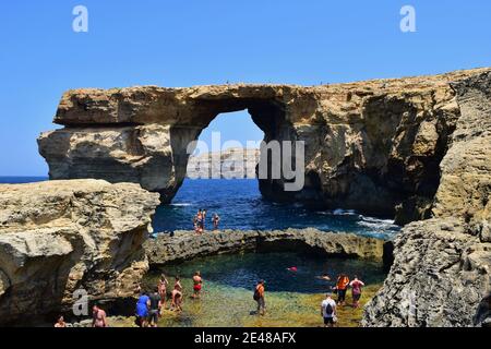 DWEJRA, GOZO, MALTA - 26 giu 2016: La finestra dell'Azure, un arco marino naturale formato in una scogliera a causa dell'erosione delle onde, prima del collasso. Situato in Dw Foto Stock