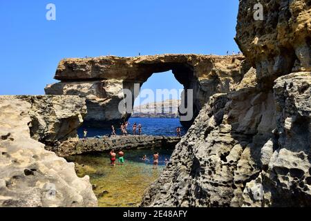 DWEJRA, GOZO, MALTA - 26 giu 2016: La finestra dell'Azure, un arco marino naturale formato in una scogliera a causa dell'erosione delle onde, prima del collasso. Situato in Dw Foto Stock