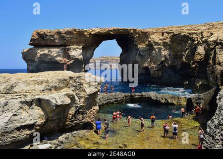 DWEJRA, GOZO, MALTA - 26 giu 2016: La finestra dell'Azure, un arco marino naturale formato in una scogliera a causa dell'erosione delle onde, prima del collasso. Situato in Dw Foto Stock