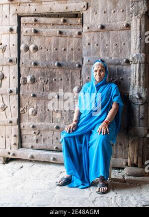 Portiere al forte di Daulatabad, Maharashtra, donna in sari blu custodisce la porta antica. Foto Stock