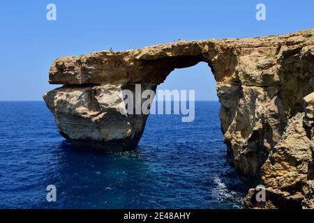 DWEJRA, GOZO, MALTA - 26 giu 2016: La finestra dell'Azure, un arco marino naturale formato in una scogliera a causa dell'erosione delle onde, prima del collasso. Situato in Dw Foto Stock