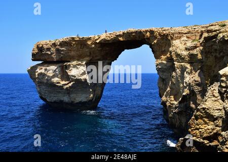 DWEJRA, GOZO, MALTA - 26 giu 2016: La finestra dell'Azure, un arco marino naturale formato in una scogliera a causa dell'erosione delle onde, prima del collasso. Situato in Dw Foto Stock