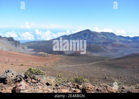 Paesaggio panoramico di un massiccio vulcano scudo a Haleakala National Parco sull'isola di Maui Foto Stock