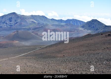 Paesaggio panoramico di un massiccio vulcano scudo a Haleakala National Parco sull'isola di Maui Foto Stock