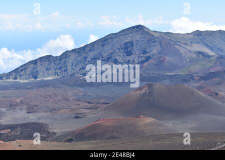 Paesaggio panoramico di un massiccio vulcano scudo a Haleakala National Parco sull'isola di Maui Foto Stock