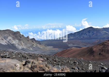 Paesaggio panoramico di un massiccio vulcano scudo a Haleakala National Parco sull'isola di Maui Foto Stock