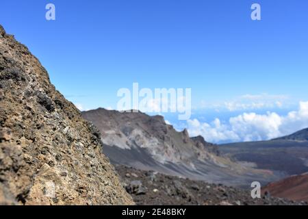 Paesaggio panoramico di un massiccio vulcano scudo a Haleakala National Parco sull'isola di Maui Foto Stock