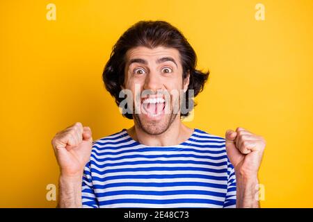 Ritratto di ecstatic folle uomo medio orientale gridare i pugni di aumento indossare un gilet nautico isolato su uno sfondo di colore lucido Foto Stock