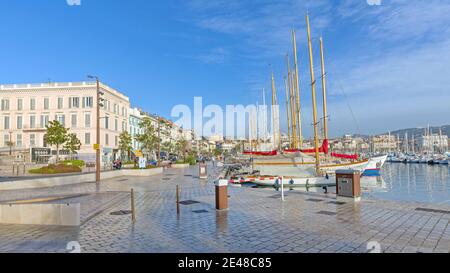 Cannes, Francia - 1 febbraio 2016: Barche a vela e yacht ormeggiati a Marina di Cannes, Francia. Foto Stock