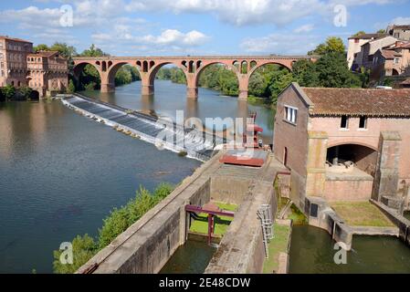 Mulino ad acqua e Weir sul fiume Tarn & archi del ponte di Brick Pont du 22 Août 1944 Albi Tarn Francia Foto Stock