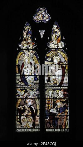 Una finestra in vetro colorato di C e Kempe & Co. Del 1885 raffigurante il re David che compone musica e angeli musicali St Giles Church, Uley Gloucestershire Foto Stock