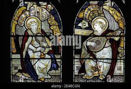 Una finestra in vetro colorato di C e Kempe & Co. Del 1885 raffigurante angeli musicali St Giles Church, Uley Gloucestershire Foto Stock