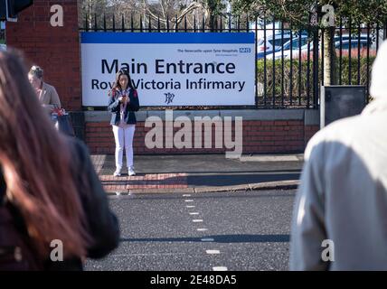 Ingresso principale del Royal Victoria Infirmary RVI Hospital di Newcastle upon Tyne con ambulanza Foto Stock