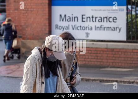 Ingresso principale del Royal Victoria Infirmary RVI Hospital di Newcastle upon Tyne con ambulanza Foto Stock