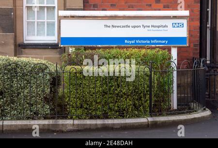 Ingresso principale del Royal Victoria Infirmary RVI Hospital di Newcastle upon Tyne con ambulanza Foto Stock