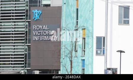 Ingresso principale del Royal Victoria Infirmary RVI Hospital di Newcastle upon Tyne con ambulanza Foto Stock